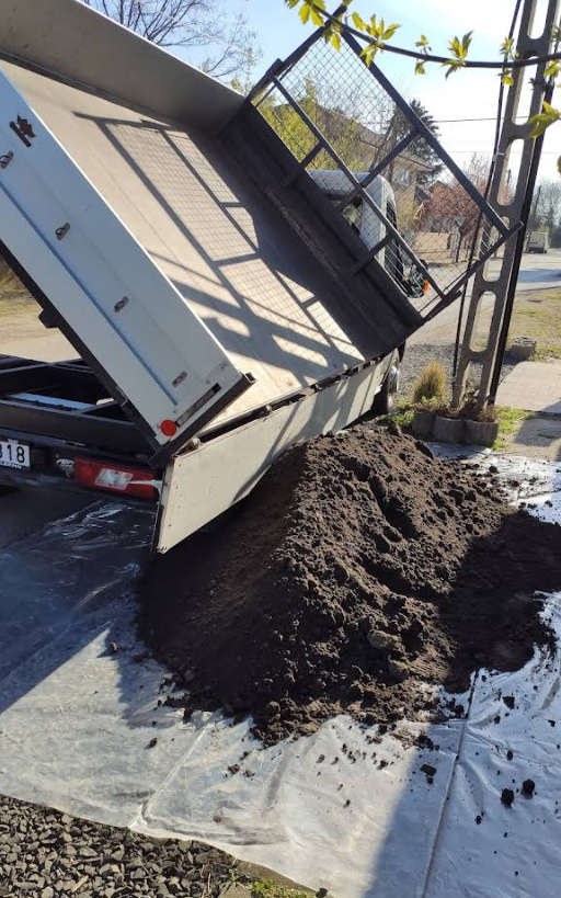 Billenőplatós Transit földet borít le